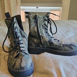 Camouflage Lace-Up Combat Women's Boots